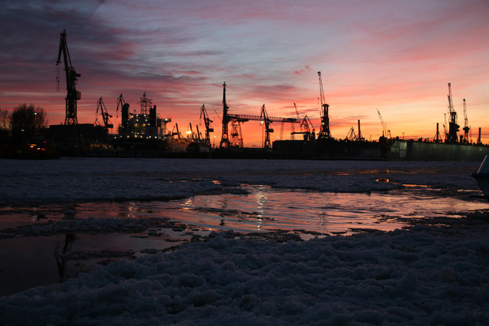 Hamburger Hafen bei Nacht, Sonnenuntergang über Blohm + Voss, Hamburg bei Nacht