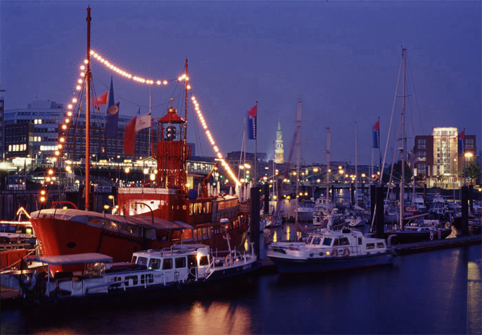 Hamburg bei Nacht, Feuerschiff LV13 im Hamburger Yachthafen am Abend, Hamburg bei Nacht