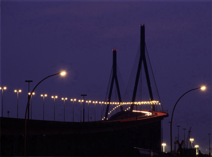 Hamburger Hafen bei Nacht, Köhlbrandbrücke im Freihafen, Hamburg bei Nacht